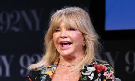 Goldie Hawn, 80 ans, défie l&rsquo;âge dans un costume puissant au milieu d&rsquo;une apparence éclatante à New York