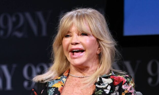 Goldie Hawn, 80 ans, défie l&rsquo;âge dans un costume puissant au milieu d&rsquo;une apparence éclatante à New York