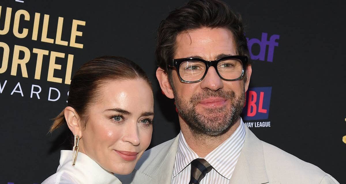 Emily Blunt et John Krasinski partagent un PDA ludique lors d&rsquo;un événement glamour sur le tapis rouge