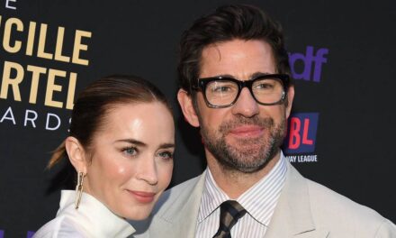Emily Blunt et John Krasinski partagent un PDA ludique lors d&rsquo;un événement glamour sur le tapis rouge