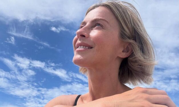 Julianne Hough, en bikini, affiche un physique incroyable sur de superbes photos de vacances