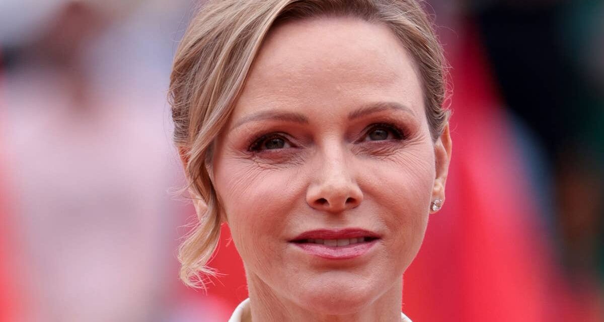 La princesse Charlene transforme les cheveux qui poussent toujours en un carré le plus bouclé de tous les temps