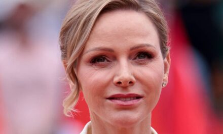 La princesse Charlene transforme les cheveux qui poussent toujours en un carré le plus bouclé de tous les temps