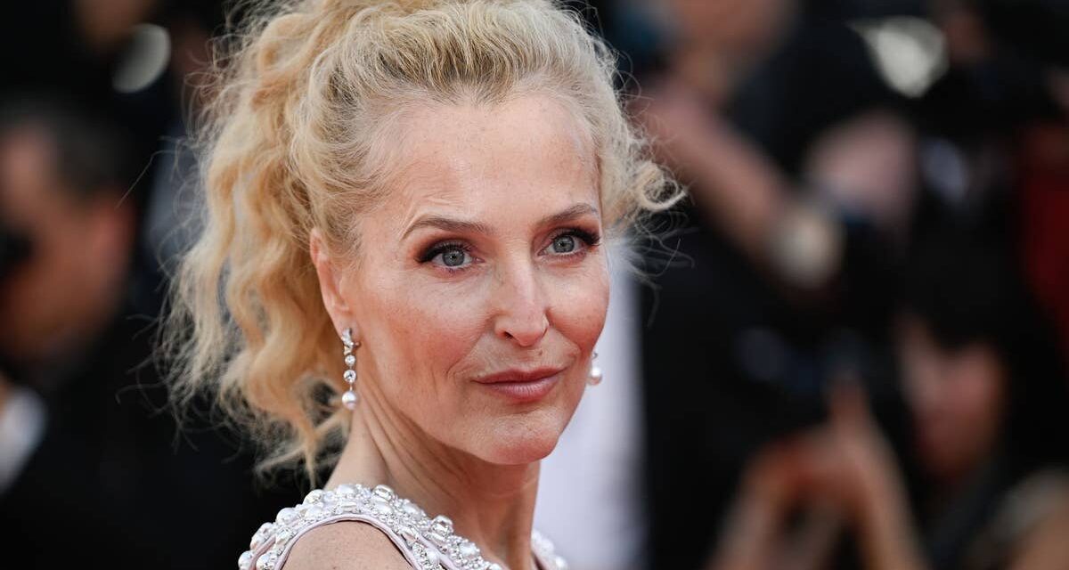 Gillian Anderson dévoile un nouveau look inspiré des années 80 alors qu&rsquo;elle sort avec une crinière de boucles tombantes au Festival de Cannes