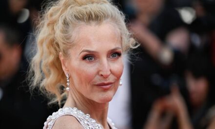 Gillian Anderson dévoile un nouveau look inspiré des années 80 alors qu&rsquo;elle sort avec une crinière de boucles tombantes au Festival de Cannes