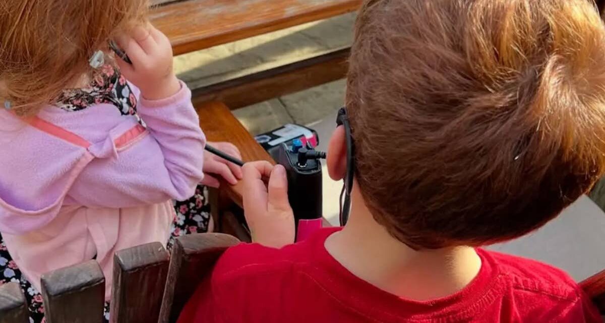 La princesse Lilibet aux pieds nus fait une rare apparition avec son frère aîné, le prince Archie