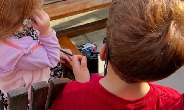 La princesse Lilibet aux pieds nus fait une rare apparition avec son frère aîné, le prince Archie