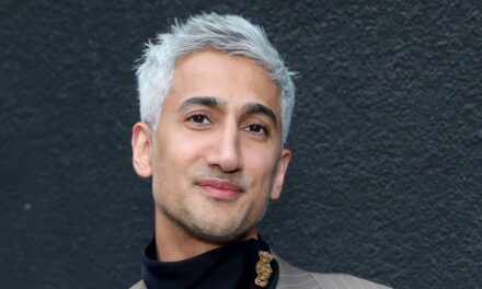Tan France, méconnaissable, abandonne ses cheveux emblématiques lors d&rsquo;une transformation majeure, laissant les fans confus : « Désolé, qui est-ce ? »