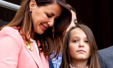 Athéna, la fille de la princesse Marie, 14 ans, a l&rsquo;air grande sur les photos de famille pour une étape spéciale