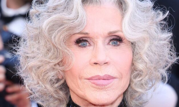 Jane Fonda, 88 ans, surprend en robe moulante au Festival de Cannes – et c&rsquo;est Gucci