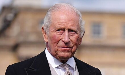 Le roi Charles reste calme alors qu&rsquo;il est envahi par les fêtards dans son jardin
