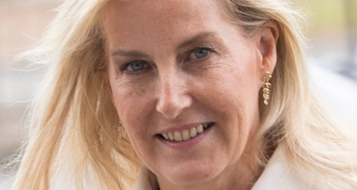La duchesse Sophie plaide pour des vestes ultra-courtes à 61 ans avec un style Prada cintré