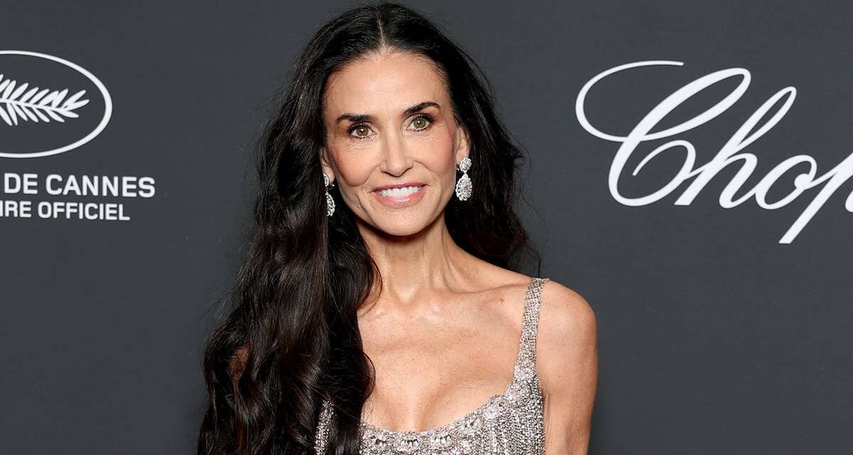 Demi Moore éblouit dans sa robe argentée plongeante sur le tapis rouge de Cannes
