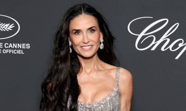 Demi Moore éblouit dans sa robe argentée plongeante sur le tapis rouge de Cannes