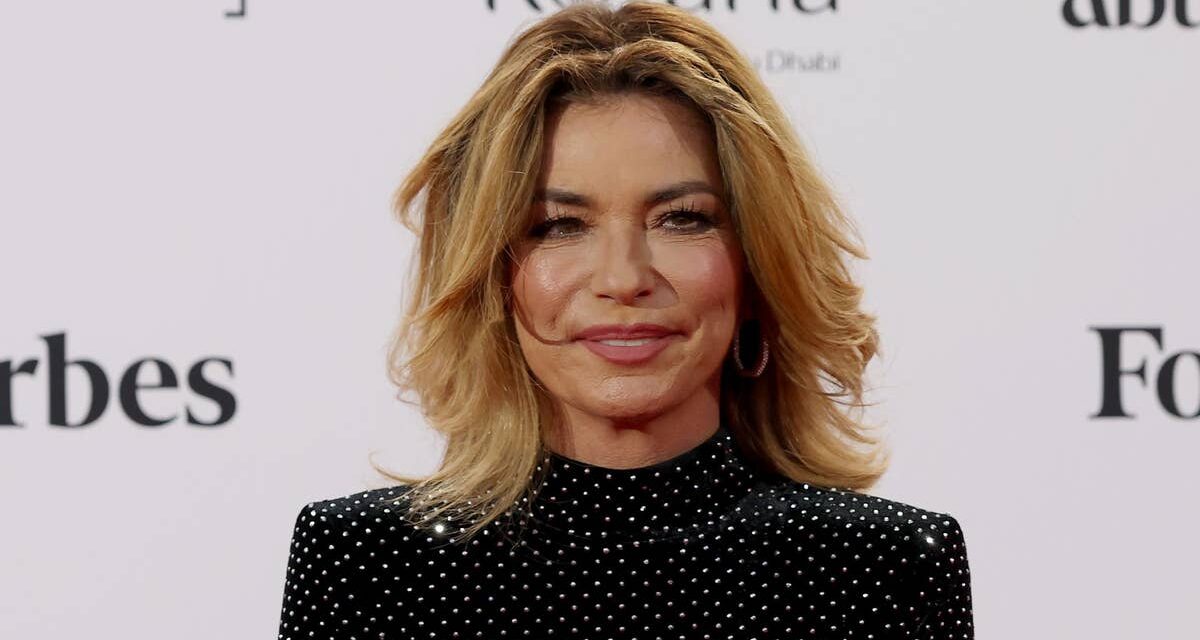 Shania Twain, 60 ans, impressionne en costume puissant alors qu&rsquo;elle fait une révélation surprenante sur le vieillissement