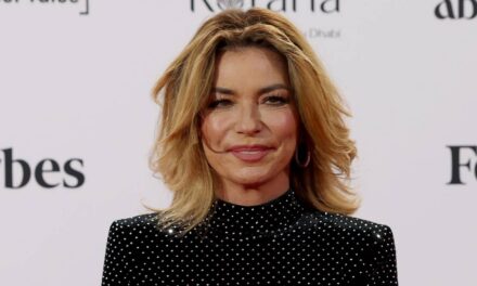 Shania Twain, 60 ans, impressionne en costume puissant alors qu&rsquo;elle fait une révélation surprenante sur le vieillissement