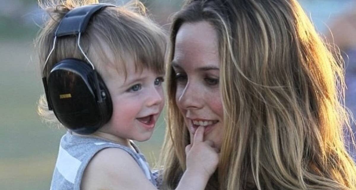Bear, le fils adolescent sosie d&rsquo;Alicia Silverstone, a l&rsquo;air si adulte alors que maman fête ses 15 ans