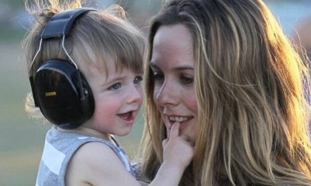 Bear, le fils adolescent sosie d&rsquo;Alicia Silverstone, a l&rsquo;air si adulte alors que maman fête ses 15 ans