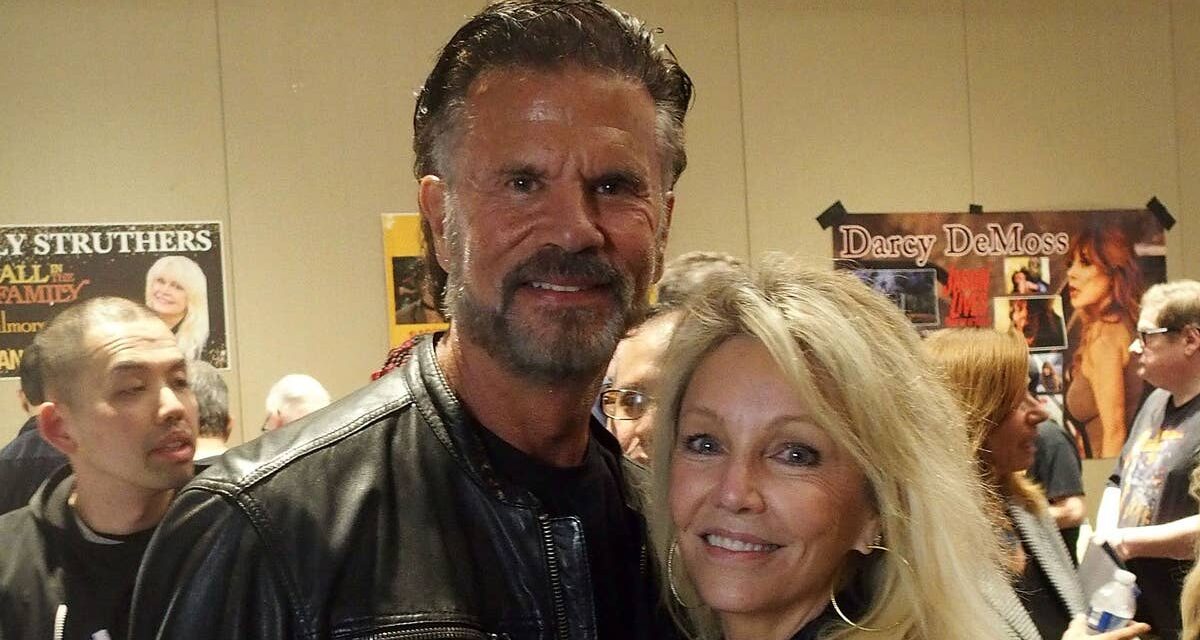 Les célébrités des années 80 Lorenzo Lamas et Heather Locklear forment un match parfait au paradis de la télévision lors de leur première apparition publique depuis la confirmation de leur romance