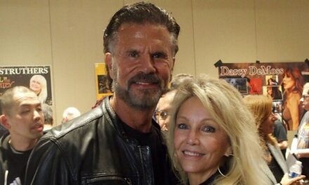 Les célébrités des années 80 Lorenzo Lamas et Heather Locklear forment un match parfait au paradis de la télévision lors de leur première apparition publique depuis la confirmation de leur romance
