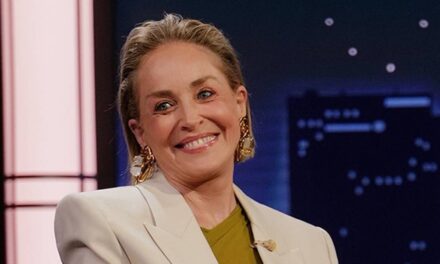 Sharon Stone adopte la tendance des robes « nues » dans une mini-robe transparente si courte à 68 ans