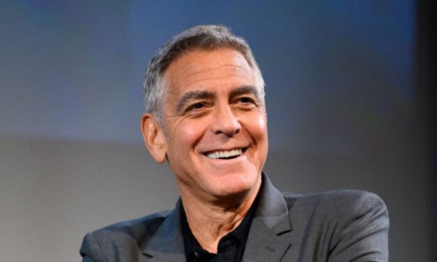 George Clooney avec son mulet et ses énormes sourcils va vous époustoufler