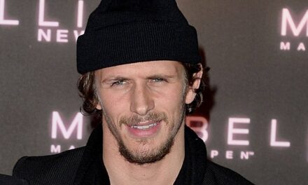La star de TOWIE brise le silence sur la mort tragique de Jake Hall