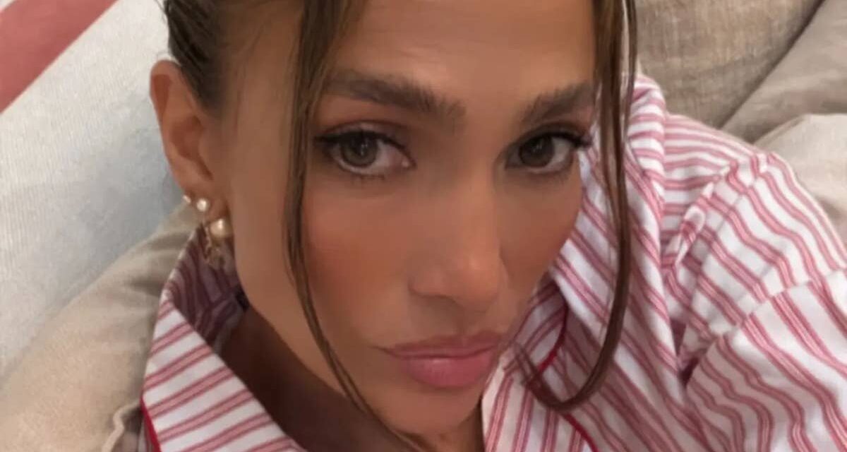 Jennifer Lopez partage une vidéo nonchalante de sa baignoire alors qu&rsquo;elle fait face à une décision difficile dans les coulisses