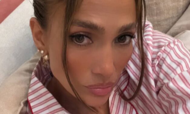 Jennifer Lopez partage une vidéo nonchalante de sa baignoire alors qu&rsquo;elle fait face à une décision difficile dans les coulisses