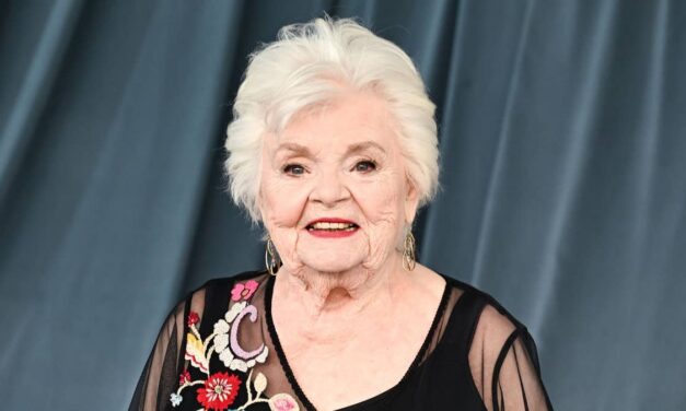De rares photos de la jeune June Squibb refont surface alors qu&rsquo;une femme de 96 ans entre dans l&rsquo;histoire des Tony Awards