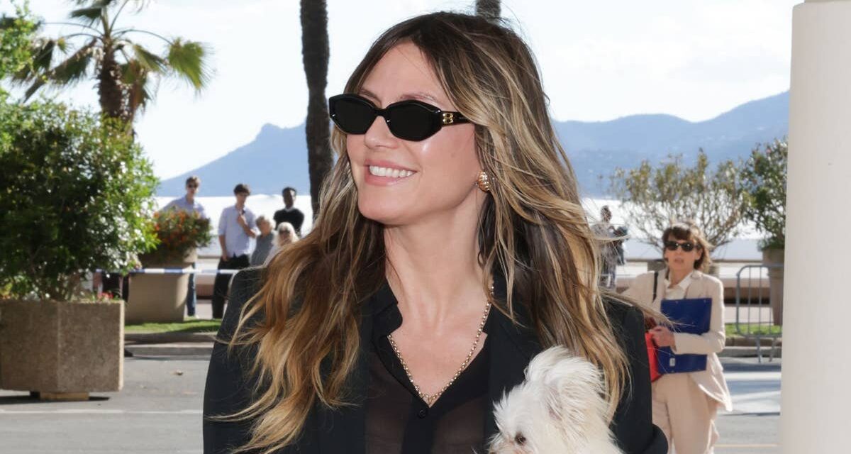 Heidi Klum donne une touche décontractée à sa tenue « nue » avec un chemisier transparent et un jean flatteur à 52 ans