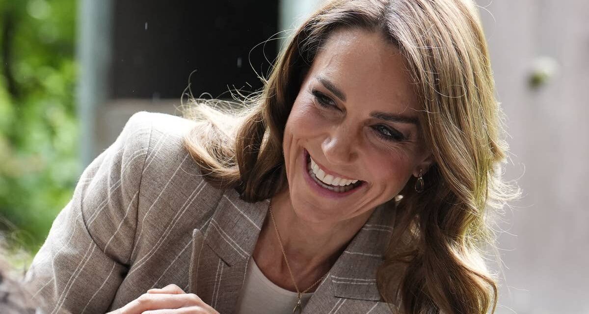 Kate Middleton pratique son italien lors d&rsquo;un adorable mini cours de langue avec des écoliers – regardez