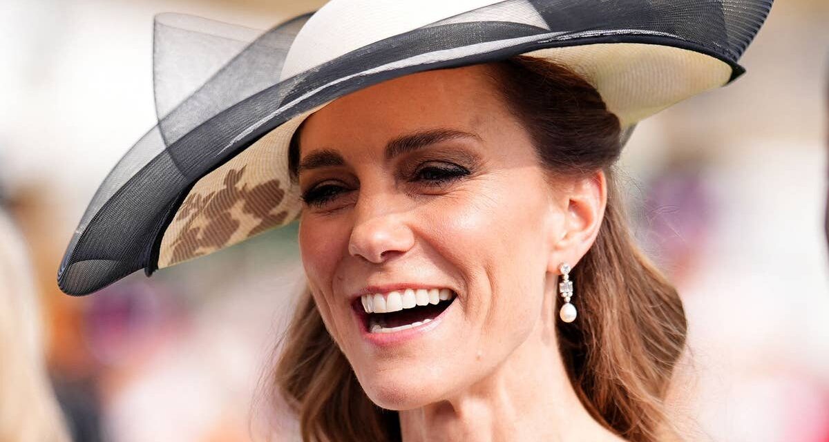 Kate Middleton est la reine de la garden-party dans sa nouvelle robe Self-Portrait et son chapeau de star de cinéma