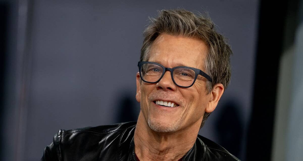 Kevin Bacon montre son impressionnant pack de six – et les fans n&rsquo;en ont jamais assez