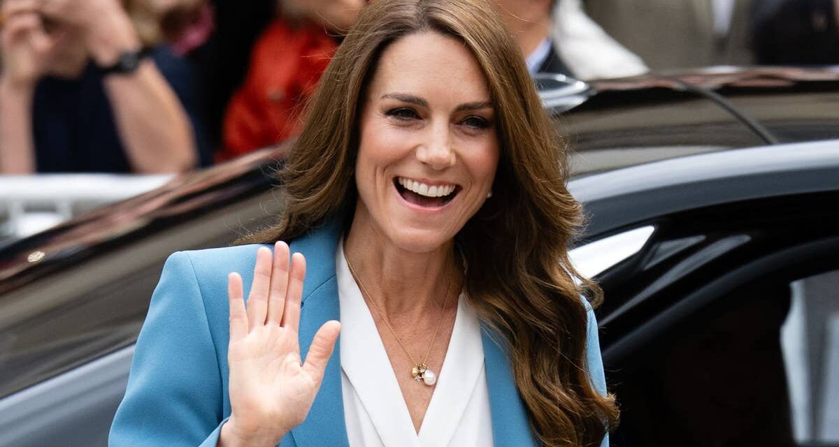 Kate Middleton arrête la circulation dans un audacieux costume « bleu sirène » alors qu&rsquo;elle donne le coup d&rsquo;envoi de sa tournée en Italie