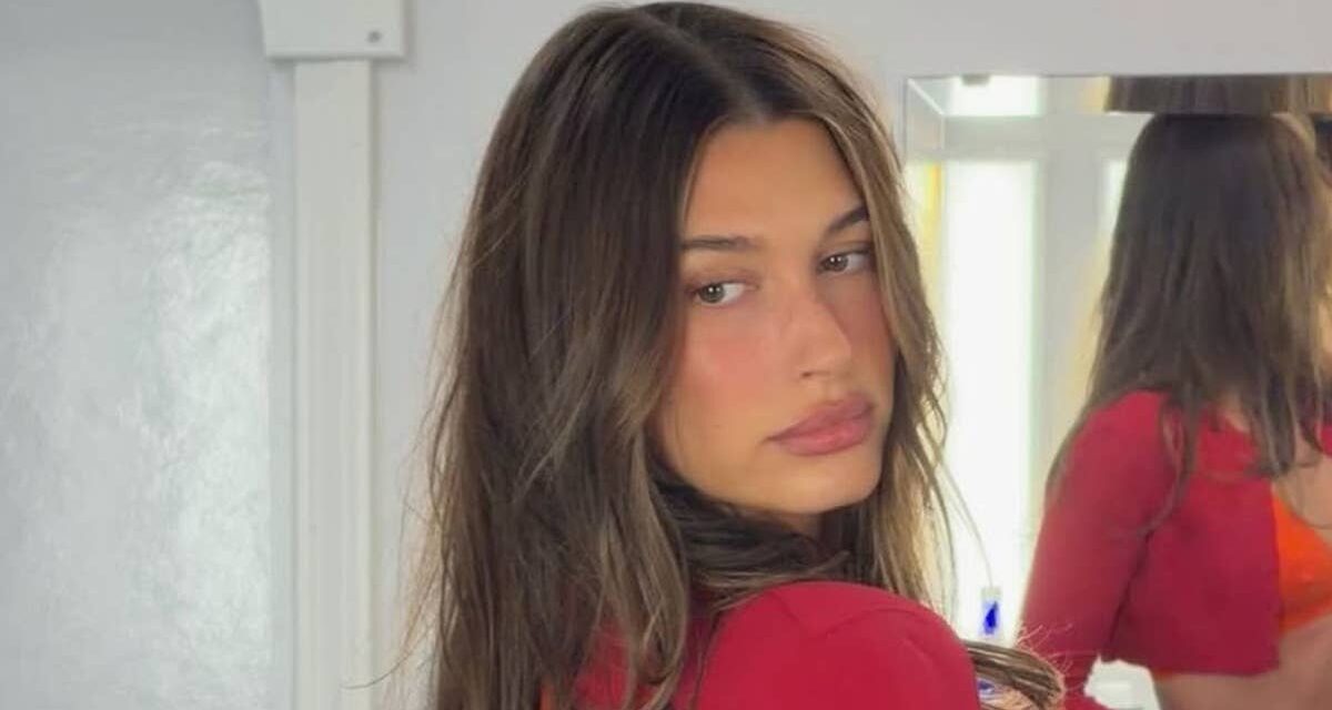 Hailey Bieber vient de faire du micro-short de bikini la tendance la plus en vogue en matière de maillots de bain avec une photo abîmée