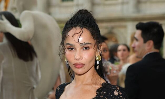 Zoe Kravitz abandonne sa bague de fiançailles et son fiancé d&rsquo;un million de dollars alors qu&rsquo;elle se rend en solo au Met Gala