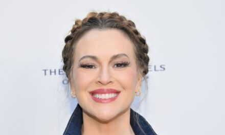 La dernière photo de la star de Charmed, Alyssa Milano, fait dire à ses fans la même chose.