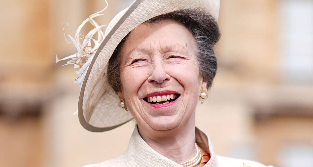 La princesse Anne est partie « aux éclats de rire » devant un adorable chien lors d&rsquo;un moment royal que vous avez peut-être manqué
