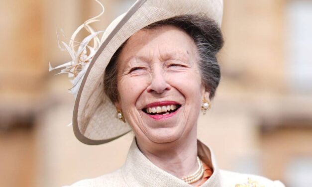 La princesse Anne est partie « aux éclats de rire » devant un adorable chien lors d&rsquo;un moment royal que vous avez peut-être manqué