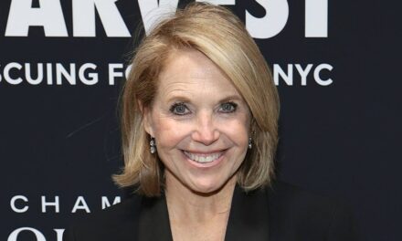 Katie Couric, 69 ans, est aux antipodes de son travail quotidien dans une superbe robe étincelante lors du mariage de sa belle-fille à New York
