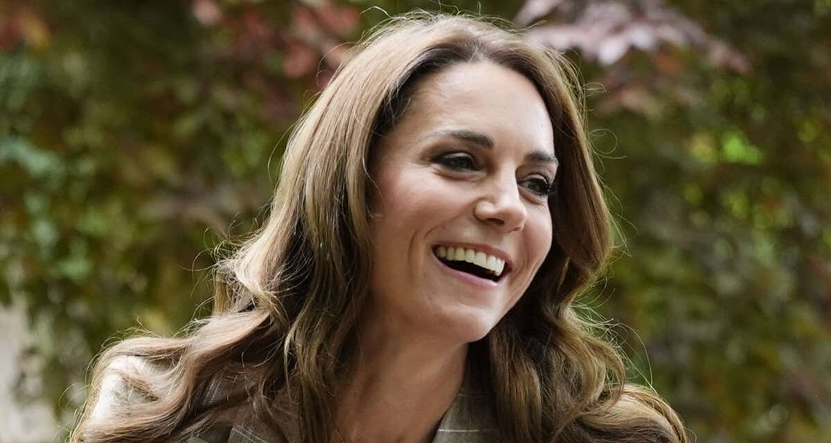 Kate Middleton respire un luxe discret dans une robe midi ceinturée – et des chaussures de style Chanel à 195 £