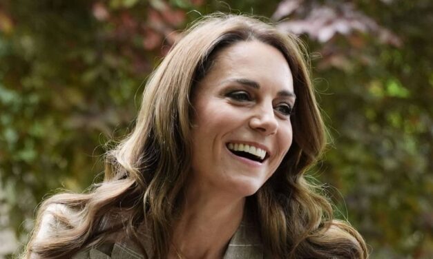 Kate Middleton respire un luxe discret dans une robe midi ceinturée – et des chaussures de style Chanel à 195 £