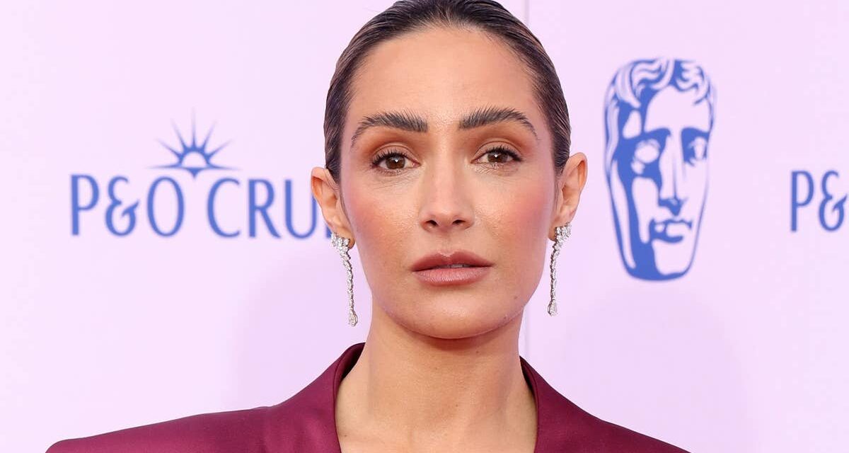 Frankie Bridge foule le tapis rouge des BAFTA TV Awards dans une robe extrêmement plongeante