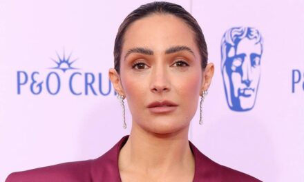 Frankie Bridge foule le tapis rouge des BAFTA TV Awards dans une robe extrêmement plongeante