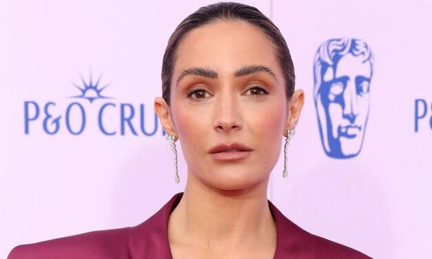 Frankie Bridge foule le tapis rouge des BAFTA TV Awards dans une robe extrêmement plongeante