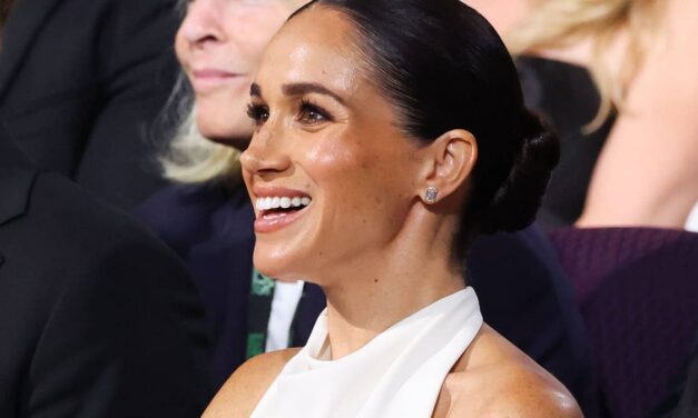 Meghan Markle, pieds nus, vient de porter sa deuxième robe de mariée décolletée