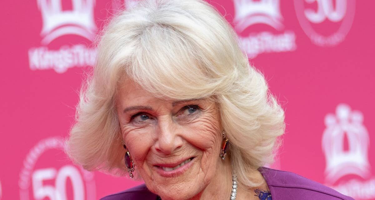 La reine Camilla donne une touche royale à la cape des traîtres « inattendue »