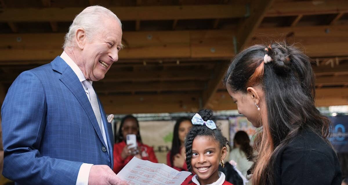 Le timide roi Charles reçoit le compliment le plus mignon lors de sa visite à Harlem lors d&rsquo;une visite d&rsquo;État aux États-Unis