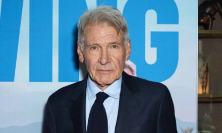Harrison Ford, 83 ans, fait tourner les têtes lors de son apparition sur le tapis rouge lors d&rsquo;un événement prestigieux à New York
